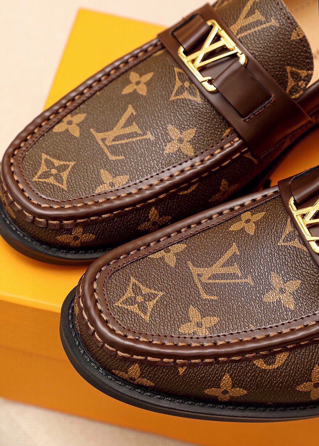 微商相册测试鞋子-Louis Vuitton Monogram Buckle Loafers — detail